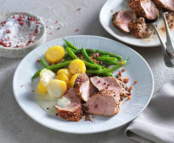 Schweinslungenbraten in Pfeffer-Rahm-Sauce mit Speckfisolen