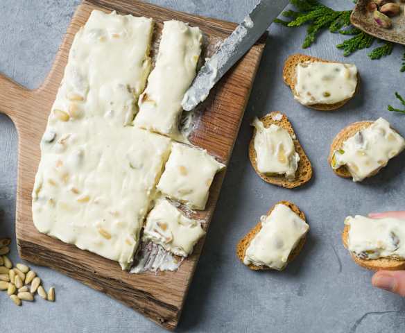 Turrón de camembert con frutos secos