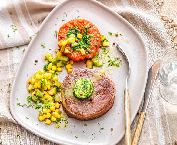 Tournedos, tomate provençale, maïs et poivron