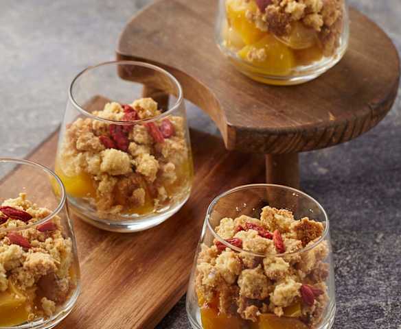 Crumble di pesche al Passito a Cottura Lenta con bacche di goji