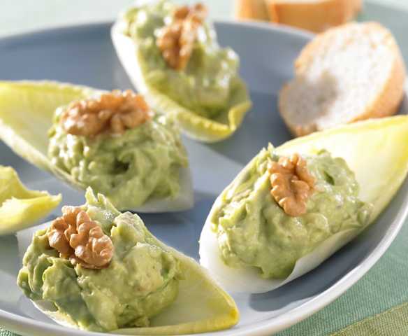 Avocadodip auf Chicorée