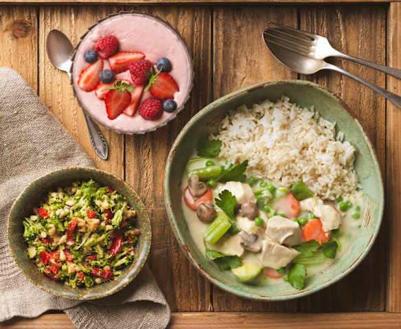 Menü: Brokkolisalat mit Pinienkernen; Hühnerfrikassee mit Kohlsprossen; Beeren-Obers-Pudding Menü: Brokkolisalat mit Pinienkernen; Hühnerfrikassee mit Kohlsprossen; Beeren-Obers-Pudding