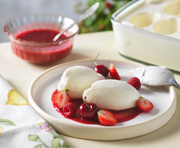 Buttermilch – Zitronenmousse auf beschwipstem Beerenspiegel (XXL) Buttermilch – Zitronenmousse auf beschwipstem Beerenspiegel (XXL)