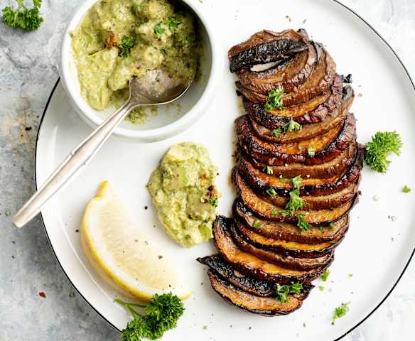 Funghi portobello con chimichurri all'avocado