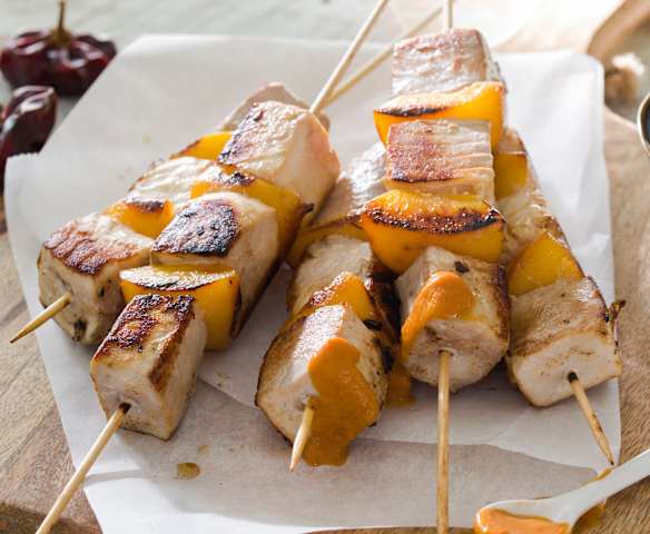Brochetas de bonito con salsa de ñora Brochetas de bonito con salsa de ñora