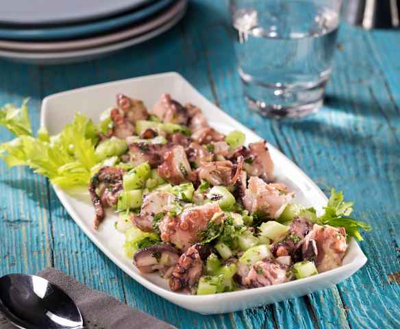 Insalata di polpo, sedano e prezzemolo