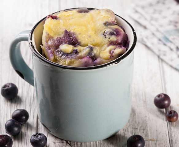 Mug cake s ricottou a borůvkami