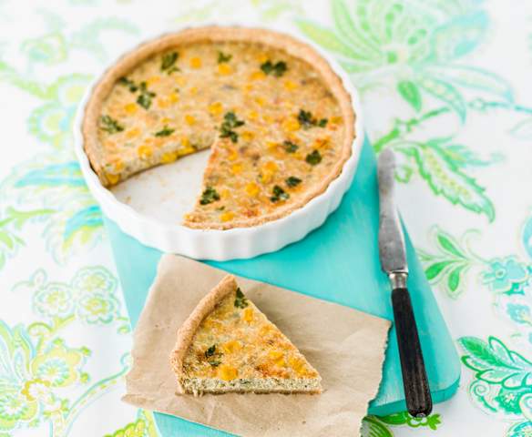 Tarte de milho com tofu, cebola roxa e salsa