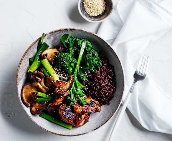 Bowl mit schwarzem Reis, Hühnerfleisch und Pilzen