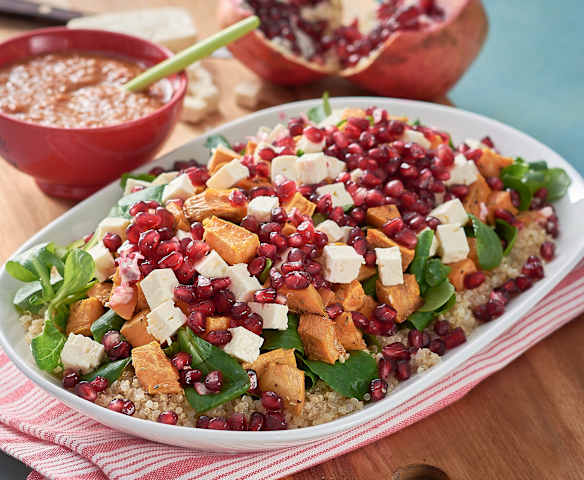 Ensalada templada de quinoa con batatas asadas y granada