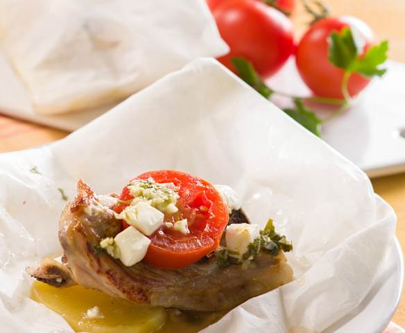 Papillote de cordero con tomate y queso feta