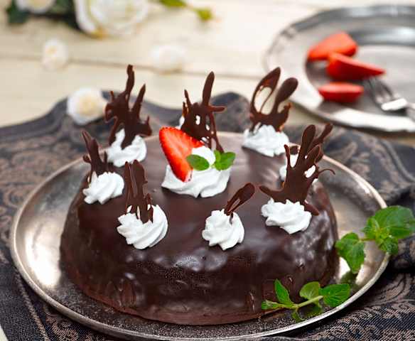 Kakaový dort s krémem a čokoládovou polevou