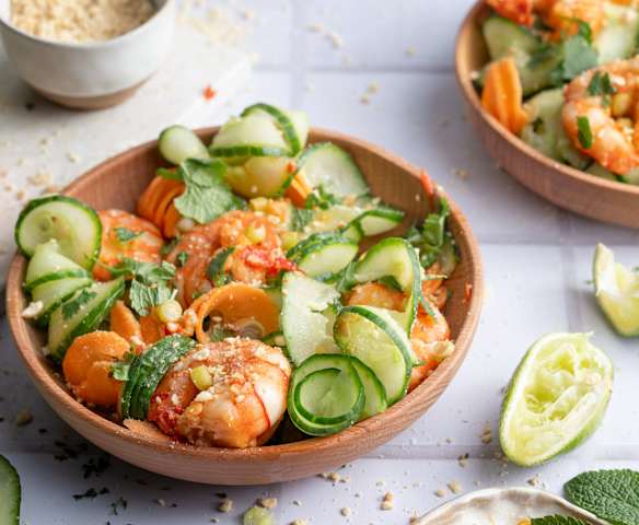 Ensalada picante de camarones con espirales de zanahoria y pepino