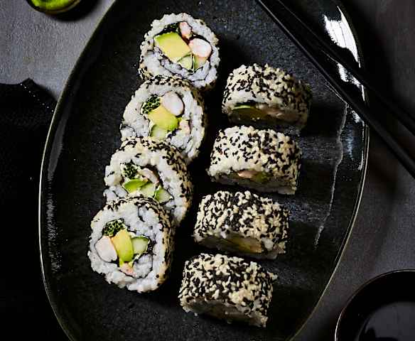 California Roll (Inside-out-Sushi) California Roll (Inside-out-Sushi)