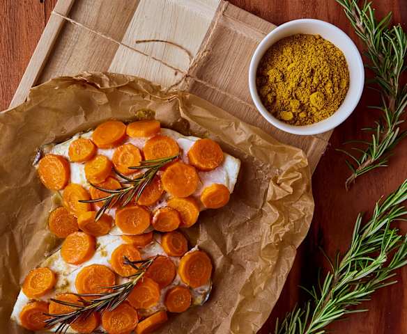 Filetti di orata al cartoccio con crema di lenticchie Filetti di orata al cartoccio con crema di lenticchie