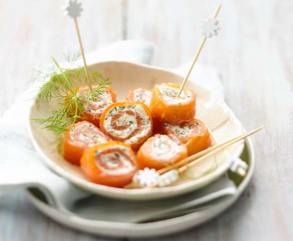 Roulés de truite fumée au fromage à tartiner et herbes aromatiques