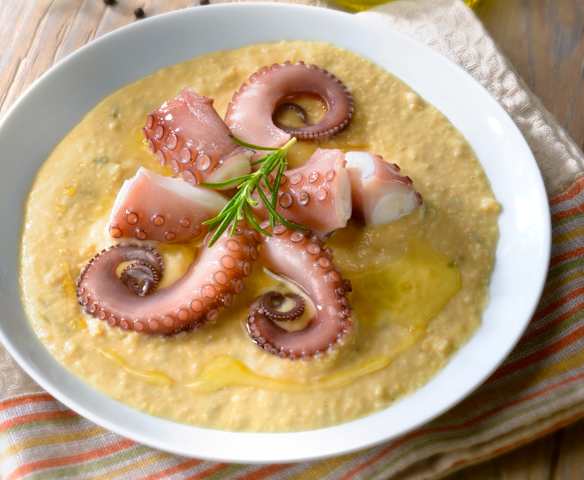 Polpo con purea di ceci al rosmarino
