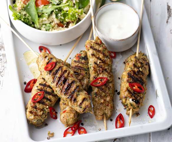 Brochettes de poulet, vinaigrette au citron et salade d'été Brochettes de poulet, vinaigrette au citron et salade d'été