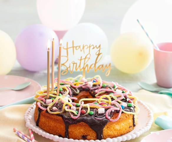 Bolo de iogurte com cobertura de doces