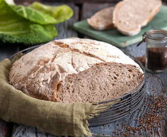 Chleb pszenno-żytni z kminkiem na zakwasie pieczony na liściu kapusty