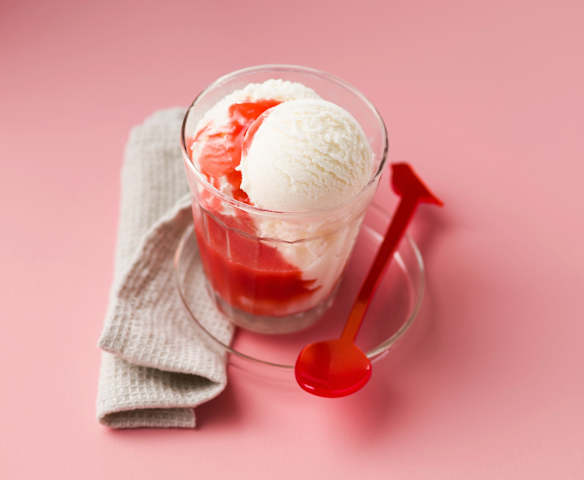 Glace au chèvre et son coulis de fraises