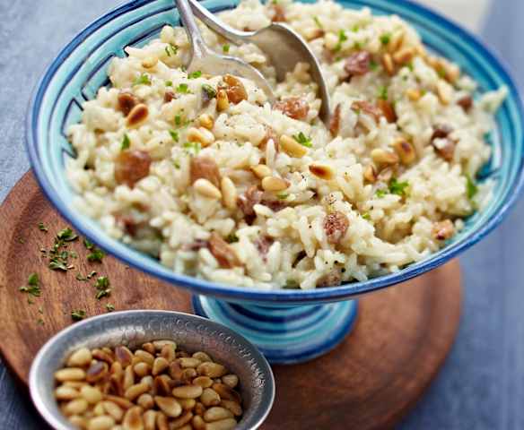 Pilaw mit Rosinen und Pinienkernen