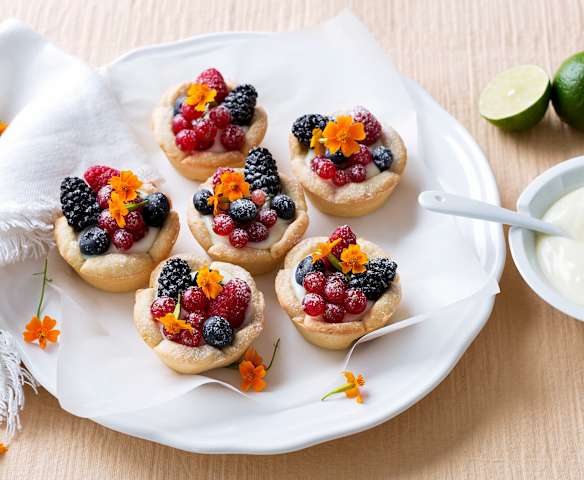 Tartaletas con crema de lima y frutos rojos