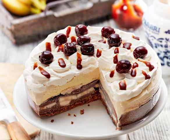 Bananensplit-Eistorte mit Schoko-Karamellsauce