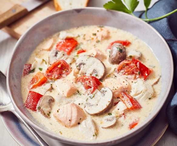 Gemüse-Fischeintopf mit Messerabdeckung