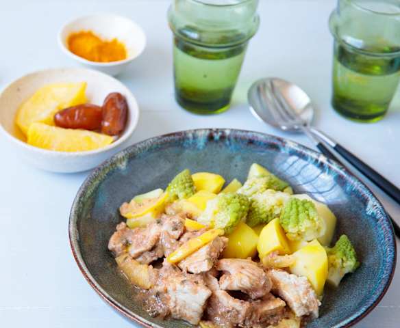 Tajine de dinde aux dattes, épices et chou romanesco