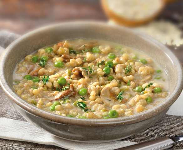 Zuppa di orzo, funghi e piselli