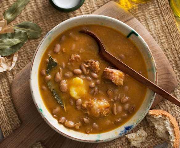 Judías pintas con costillas adobadas en cocción lenta