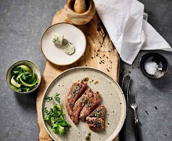 Steak de filet de bœuf et son beurre à l'ail et aux aux fines herbes