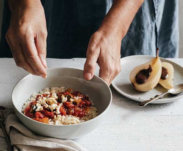 Menú: Pisto con arroz y huevos. Peras con chocolate