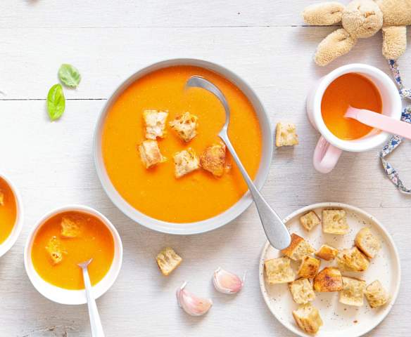 Potage rouge tomate-poivron et croûtons à l'ail Potage rouge tomate-poivron et croûtons à l'ail