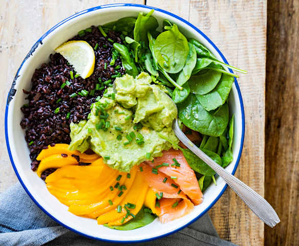 Bowl avocat, saumon fumé, riz noir et mangue