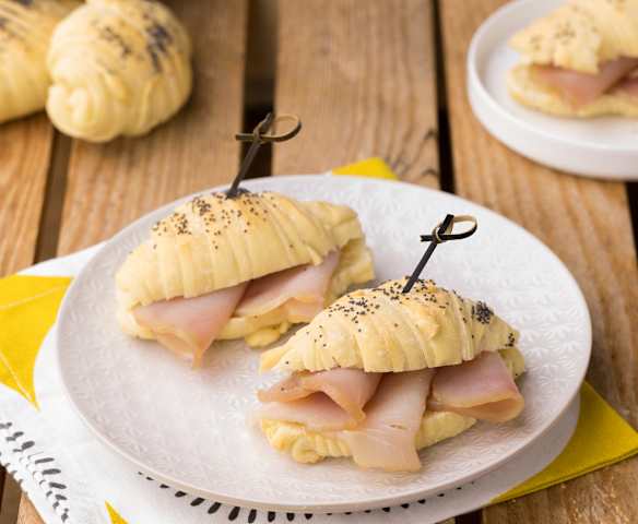 Croissant con tonno affumicato