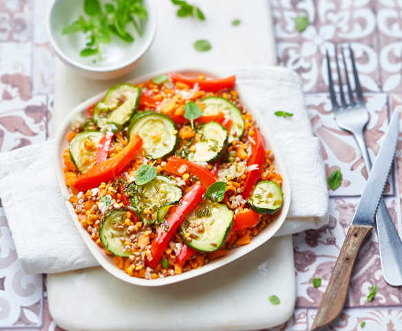 Salade kasha, lentilles corail et légumes d'été