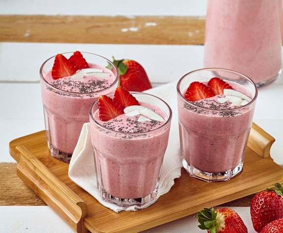 Smoothie alla fragola e cocco con semi di chia Smoothie alla fragola e cocco con semi di chia
