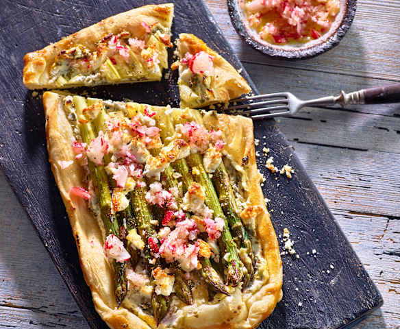 Blätterteigtarte mit grünem Spargel, Feta und Radieschen-Öl Blätterteigtarte mit grünem Spargel, Feta und Radieschen-Öl
