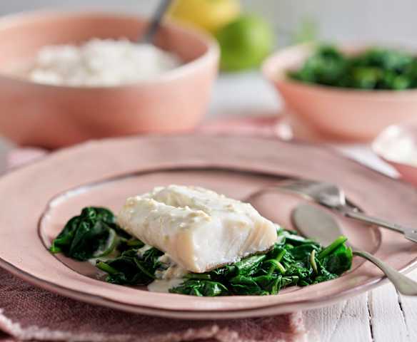 Bacalao al vapor con arroz, espinacas y salsa de limón