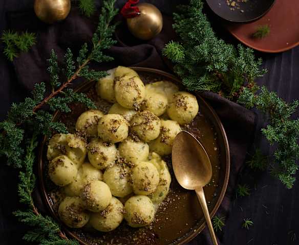 Bolinhas de batata e queijo mozarela com azeite de ervas