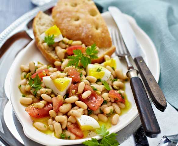 Sałatka z pomidorami i fasolą