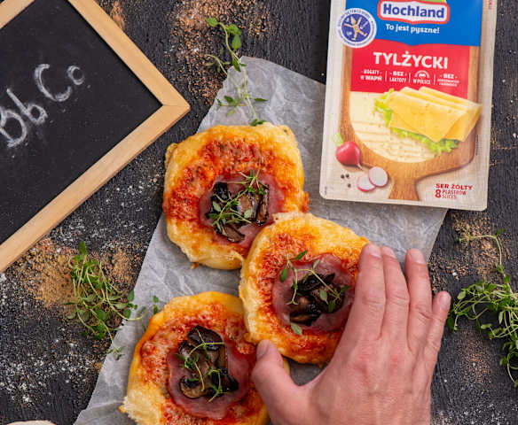 Pizzerinki z rumienionymi pieczarkami, serem tylżyckim i szynką Pizzerinki z rumienionymi pieczarkami, serem tylżyckim i szynką
