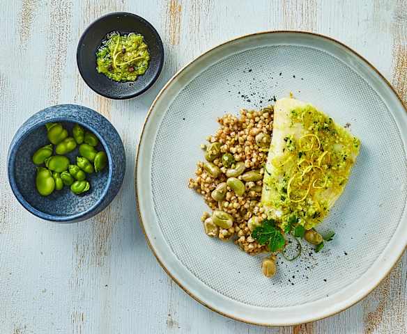 Merluzzo al cartoccio con fave e grano saraceno