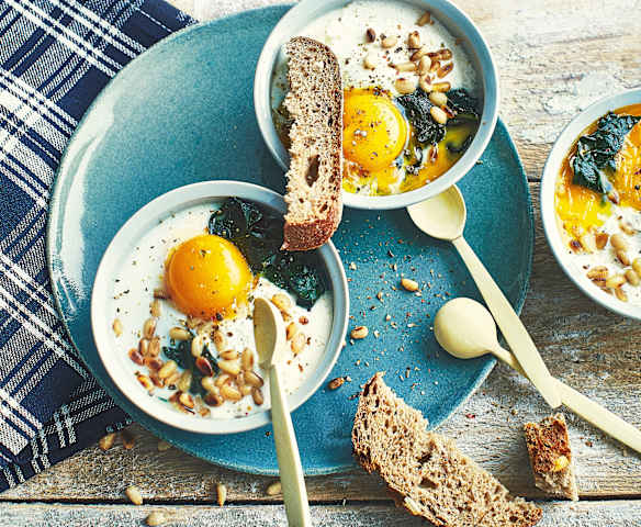 Œufs cocotte épinards, ricotta et pignons
