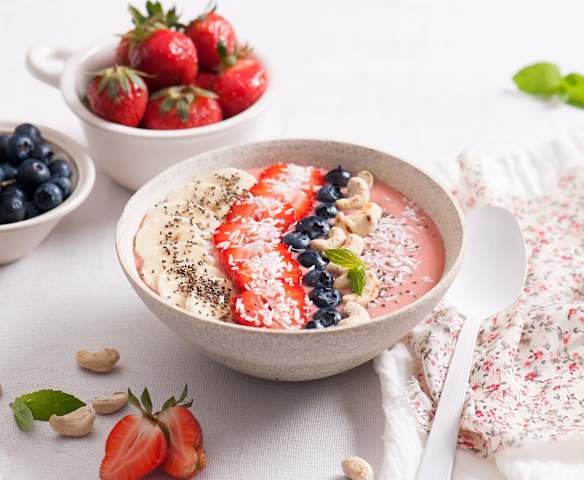 Truskawkowe smoothie bowl