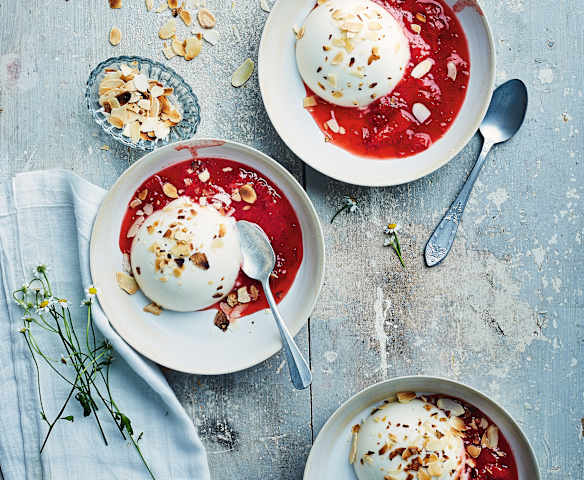 Blancs-mangers aux amandes et compotée de fraises