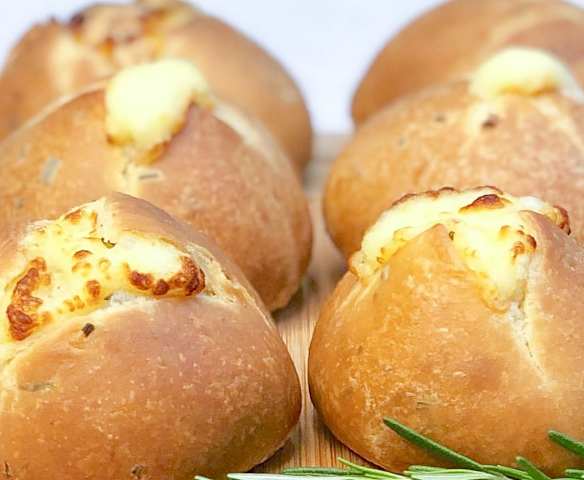 Pão de alecrim recheado