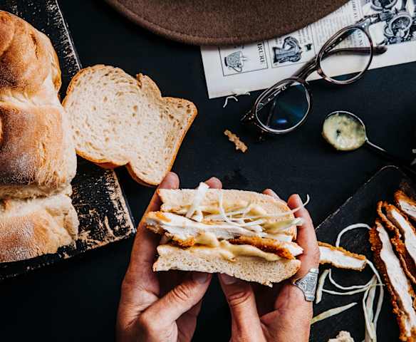 Pain brioché au poulet pané et coleslaw avec mayonnaise au curry